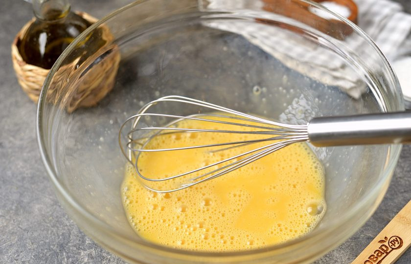 1. Этап. Блинчики с беконом: В глубокой миске взбейте яйца в легкую пену.