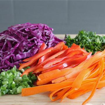 1. Этап. Лапша Сезам: Порежьте все овощи вдоль кроме зелёного лука, его порежьте колечками.