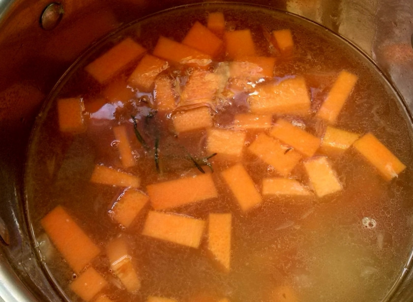 1. Этап. Биск из тыквы: Добавить нарезанную тыкву, влить горячий куриный бульон и довести суп до кипения. Уменьшить огонь и варить, пока тыква не станет мягкой (примерно 20 минут).