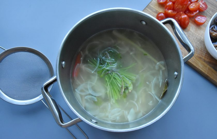 1. Этап. Суп Том ям с мидиями: Когда все овощи и травы отдадут бульону свой вкус можно удалить стебли лемонграсса, имбирь, стебли кинзы. Кто не любит в супе лук, его тоже можно удалить, процедив бульон через сито.