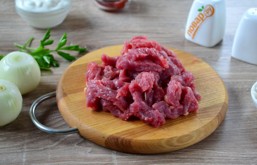 1. Этап. Классический бефстроганов из говядины: 3. Затем порежьте эти пластины на тонкие полосочки (соломку).