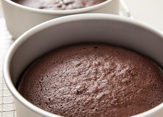 1. Этап. Торт легкий и вкусный: 4. Готовые коржи остудите немного в форме, потом аккуратно достаньте и оставьте до полного остывания.