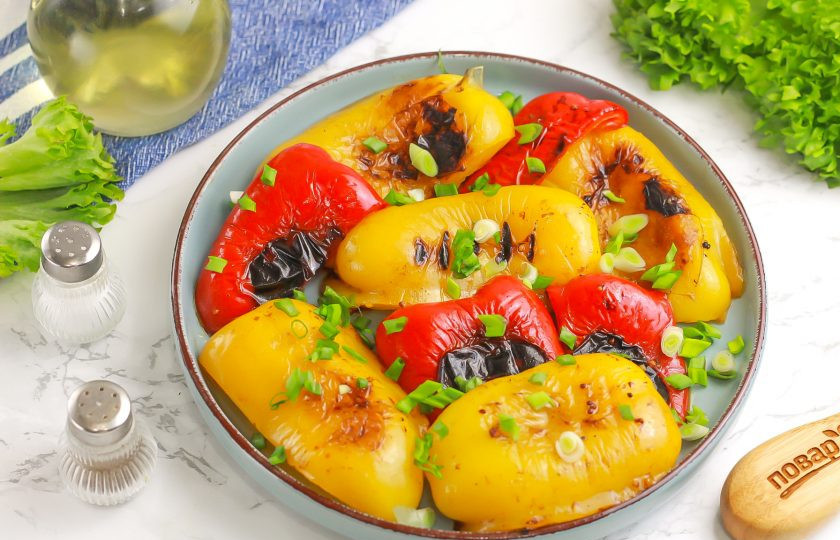 1. Этап. Перец на мангале: Если есть в наличии свежая зелень: зеленый лук, чеснок, петрушка или укроп, то измельчите и присыпьте сверху приготовленное блюдо.