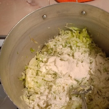 1. Этап. Котлеты из савойской капусты: Добавить манку, перемешать и тушить еще 5мин.