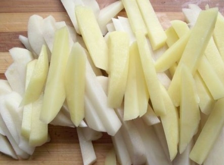 1. Этап. Щавелевый суп постный: Чистим картофель, нарезаем его соломкой. Отправляем в соленую кипящую воду. У меня получилось воды около 3-х л.