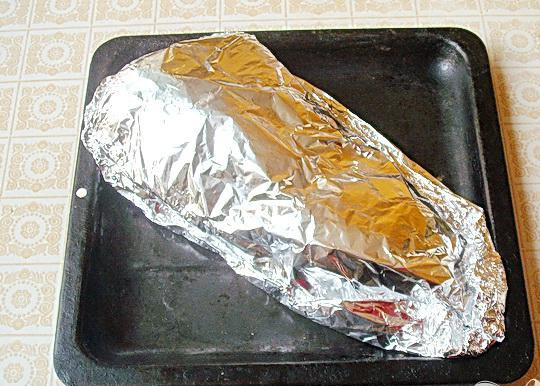 1. Этап. Запеченный толстолоб с лимоном и зеленью: 4. Заворачиваем рыбу в двойной слой фольги, ( желательно заворачивать в противоположных направлениях). Рыбу в фольге укладываем на противень.