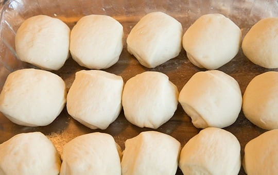 1. Этап. Булочки, как пух: 7. Сформируйте из кусочков теста шарики и переложите на заранее смазанную маслом поверхность для запекания. Прогрейте духовку до 180 градусов.