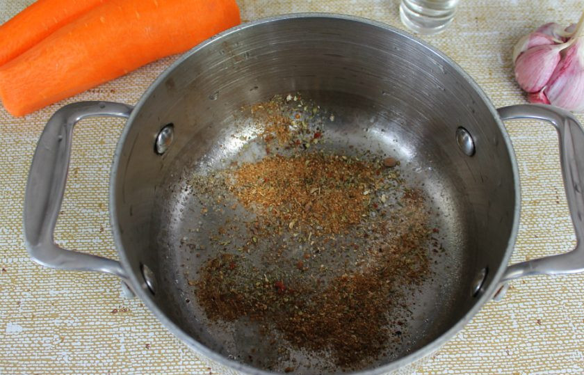 1. Этап. Капуста фаршированная морковью: В кастрюлю высыпаем сухие пряные травы, соль, сахар и пряности.