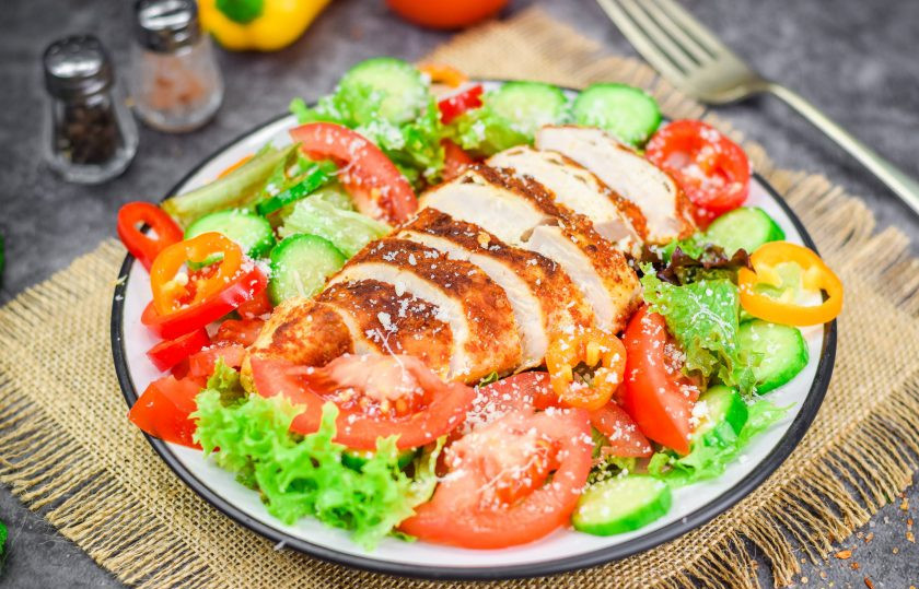 1. Этап. Салат с жареной куриной грудкой и овощами: Приятного аппетита!