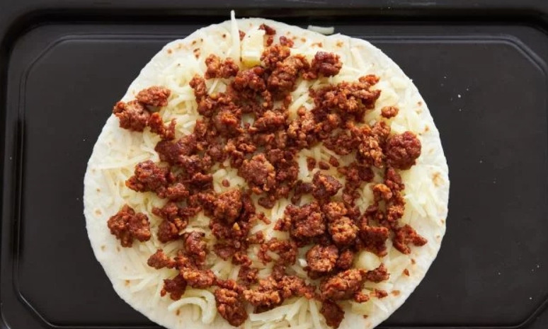 1. Этап. Пиццадилья: 3. Выложите поверх сыра обжаренную чоризо.