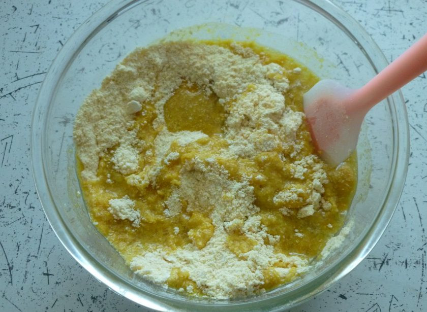 1. Этап. Веганский пирог с кокосом: Влейте масло и яблочный сок, тщательно перемешайте смесь до однородности.