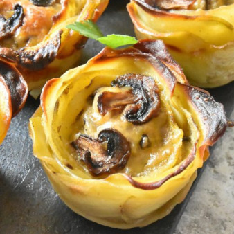 Закуска Цветы из картофеля с грибами