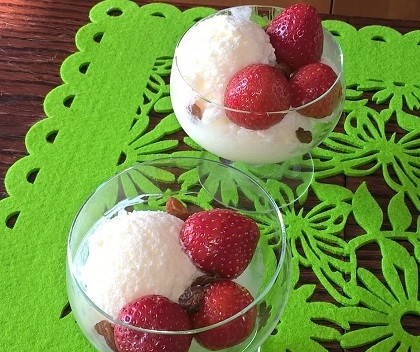 1. Этап. Натуральное мороженое: И вот наше вкусное сливочное и натуральное мороженое готово. Оно будет немного жестче, нежели магазинное. Поэтому перед подачей минут 5 пусть постоит в тепле.