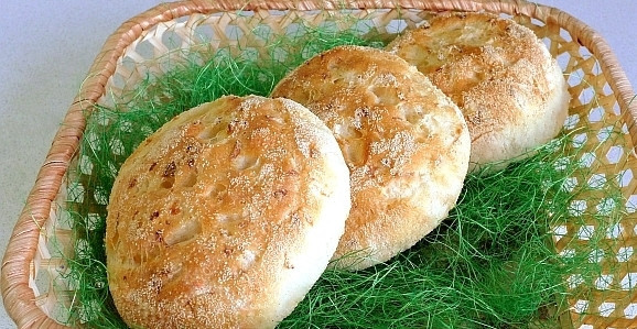 1. Этап. Капустное тесто: Оставьте тесто на полтора часа, а после этого начинайте формировать булочки или пироги. Я советую вам выпечь вот таки симпатичные булочки - просто разделите тесто на равные кружочки диаметром 5 см, разложите на противне, дайте постоять полчаса и выпекайте при 220 градусов. Приятного аппетита!