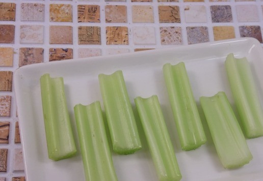 1. Этап. Сельдерей, фаршированный тунцом: Сельдерей нарезать длинными палочками, примерно по 7 см.