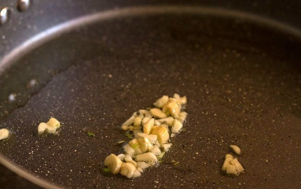 1. Этап. Рис с грибами: 2. Выложите мелко нарезанный чеснок и обжарьте буквально минутку.