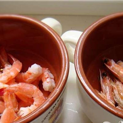 1. Этап. Жгучие креветки в ледяной пиале: 1. Очищаем креветки, оставляем хвостики на креветках. Не выбрасываем панцири! Минут пятнадцать отвариваем панцири в небольшом количестве жидкости. Даем настояться, процеживаем.