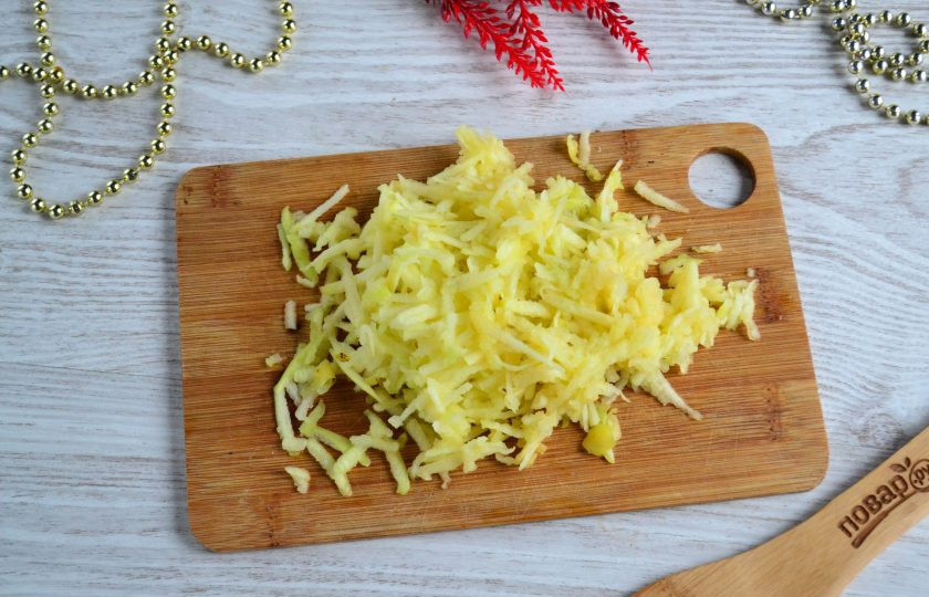 1. Этап. Штрудель из лаваша с творогом: Яблоко натрите на крупной терке, не очищая. Чтобы оно не потемнело, можно сбрызнуть лимонным соком.
