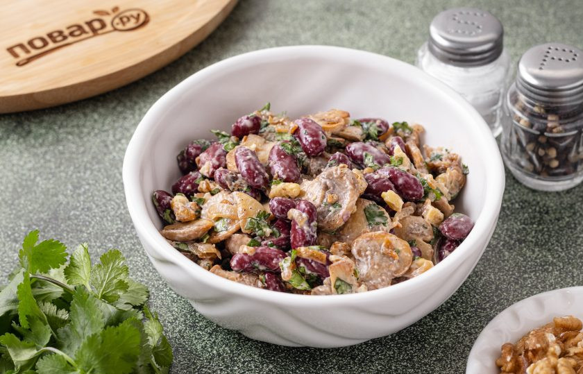 1. Этап. Салат фасолевый с шампиньонами и грецким орехом: Салат фасолевый с шампиньонами и грецким орехом готов, приятного вам аппетита!