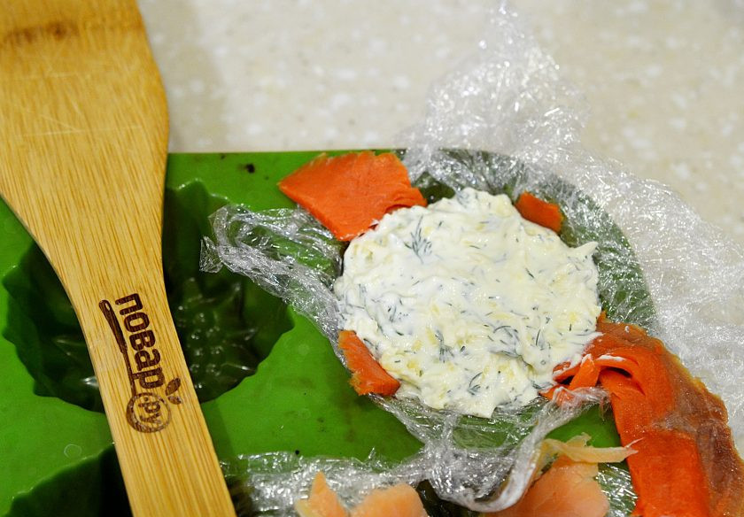 1. Этап. Праздничная закуска с семгой: 6. Выложите получившуюся массу в форму, хорошо утрамбовывая.