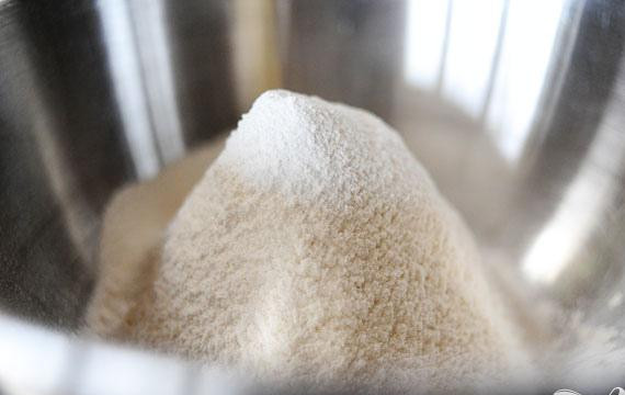 1. Этап. Красный бархатный пирог: 1. Разогреть духовку до 175 градусов. Тщательно сбрызнуть маслом форму для пирога. Просеять вместе муку и соль в большую миску. Отложить в сторону.