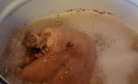 1. Этап. Као Ка Му: Где-то за полчаса до окончания варки рульки добавим к ней очищенные яйца. Готовую свиную рульку разрезаем на куски.