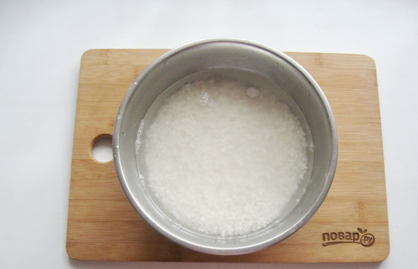 1. Этап. Туркменский плов: Рис хорошо помойте в нескольких водах. Затем залейте горячей водой и дайте постоять 30-40 минут.