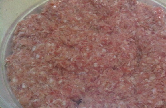 1. Этап. Купаты в аэрогриле: 5. Полученным фаршем набейте черева при помощи специальной насадки для мясорубки или другим удобным для вас способом.