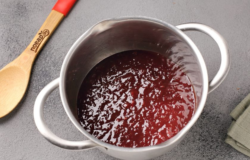 1. Этап. Блинчики из печенки: Измельчите печень при помощи мясорубки.