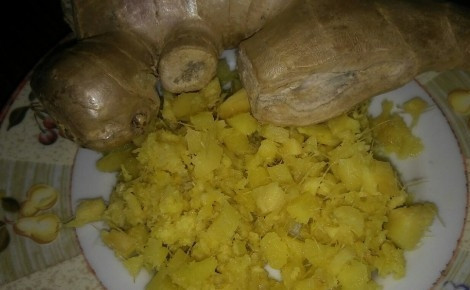 1. Этап. Лимонный джем с имбирем: 3. Помытый и очищенный корень имбиря нарежьте довольно некрупно.