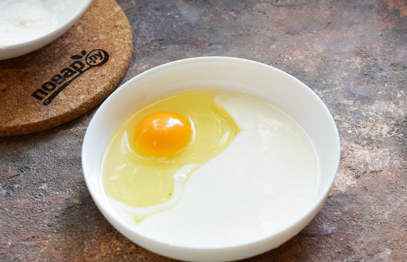 1. Этап. Пирог с абрикосами и клубникой в лаваше: Отдельно взболтайте яйцо и йогурт.