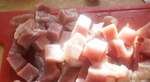 1. Этап. Рагу со свининой в духовке: Свинину помойте и нарежьте небольшими кусочками.