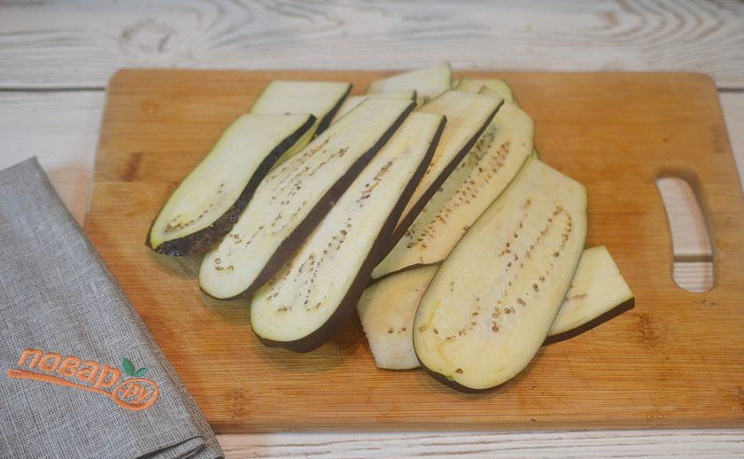 1. Этап. Баклажаны в масле: 1. Баклажаны нарежьте вдоль тонкими пластинами.