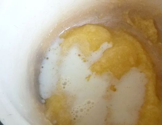 1. Этап. Cоус для семги: Медленно вливайте горячее молоко в подготовленную смесь. Тщательно всё перемешивайте и поставьте на плиту. Смесь должна быть однородной.