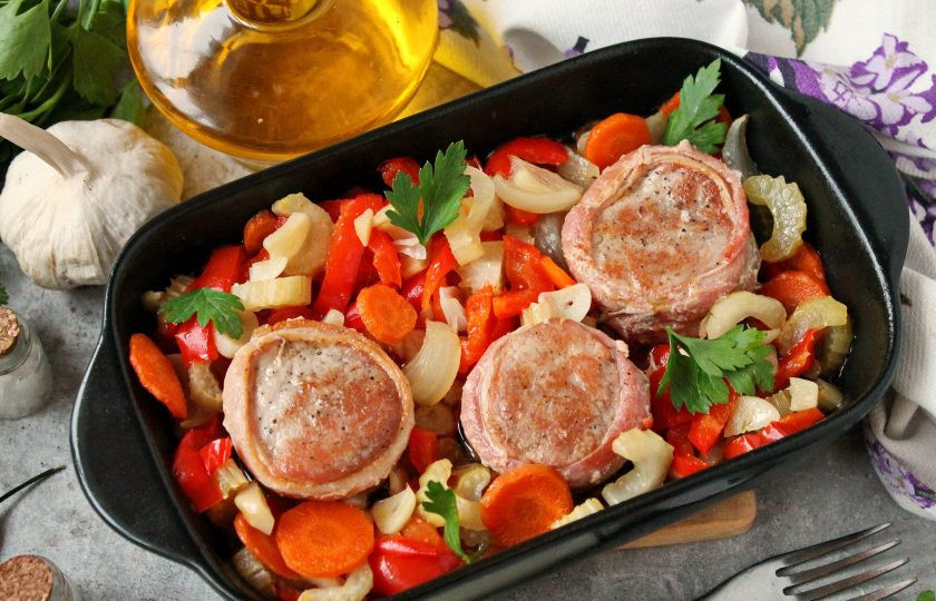 1. Этап. Свиные медальоны в беконе запеченные с овощами: Приятного аппетита!