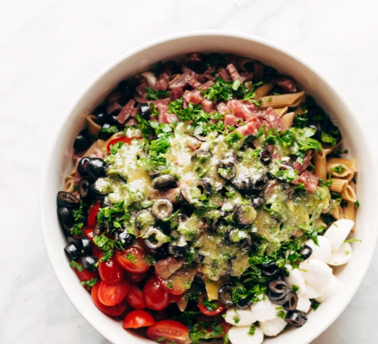 1. Этап. Салат с сыром и колбасой: 7. Для заправки: в отдельную миску вливаю оливковое масло, белый уксус, воду, добавляю орегано, базилик, соль и перец, выдавливаю чеснок, хорошенько взбиваю венчиком. Заправляю салат.