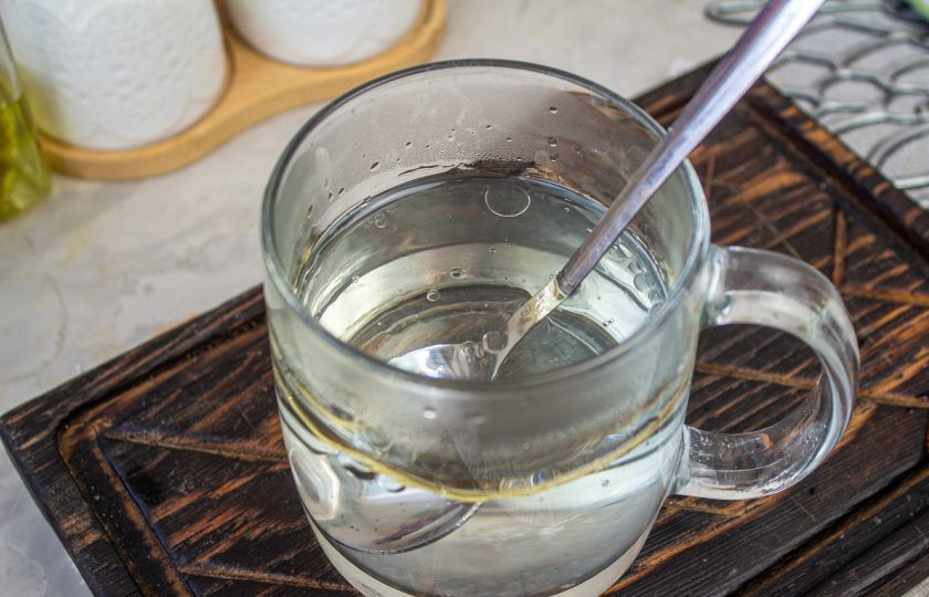 1. Этап. Чуду с черемшой: Вскипятите воду, налейте в чашку и добавьте растительное масло, перемешайте.