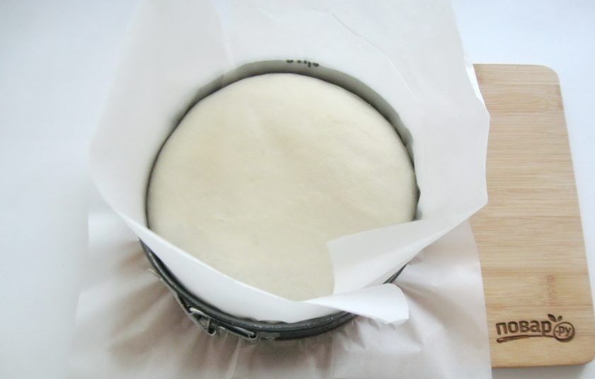 1. Этап. Саратовский калач: Готовое к выпечке тесто выложите в форму диаметром 18-20 см. и высотой 10-15 см. Я на всякий случай нарастила стенки формы бумагой для выпечки. Дайте тесту постоять при комнатной температуре 30-40 минут.