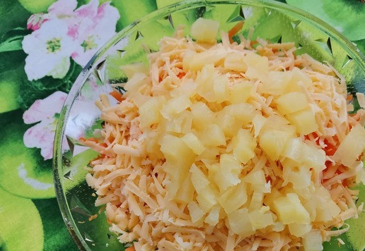 1. Этап. Салат Март: Нарезать кубиками: кольца ананаса