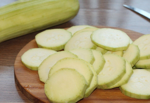 1. Этап. Запеканка с картофелем, кабачками, мясным фаршем: 3... и нарезать: кабачки - кружочками,