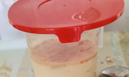 1. Этап. Ватрушки с творогом: Молоко смешать с водой (теплое) добавить соль, Сахар и дрожжи, размешать, накрыть крышкой, оставить на 5 мин.