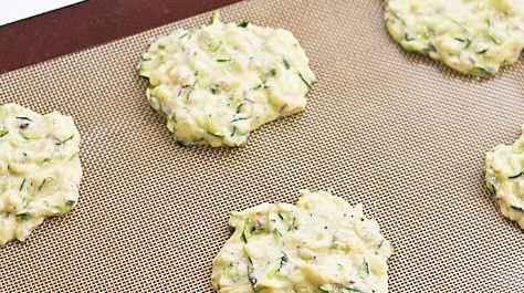 1. Этап. Кабачковые оладьи в духовке: Смажьте противень подсолнечным маслом. Выложите на него будущие оладьи. Запекать 20 минут при температуре 200 градусов. Не забудьте перевернуть оладьи.