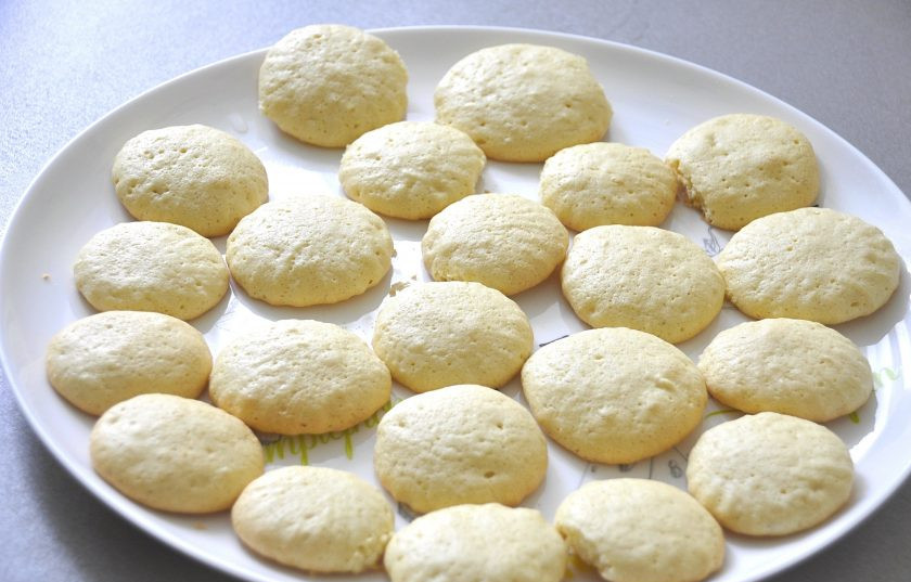 1. Этап. Печенье Причуда: Выпекайте печенье в духовке при температуре 180 градусов в течение 15 минут.