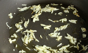 1. Этап. Постный салат с красной фасолью: 1. В отдельной мисочке замаринуем лук. Нарезаем его тонкими колечками и замачиваем в уксусе. Тем временем на сковороде раскалим масло, обжарим на нем чеснок. Должен появиться тонкий чесночный аромат. Дальше чеснок можно убрать, если не любите его в салатах.