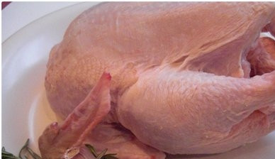 1. Этап. Курица с розмарином в духовке: Курицу нужно тщательно очистить и вымыть. Обсушите её и натрите смесью соли и перца и снаружи, и внутри. Ставим в холодильник часа на 2.