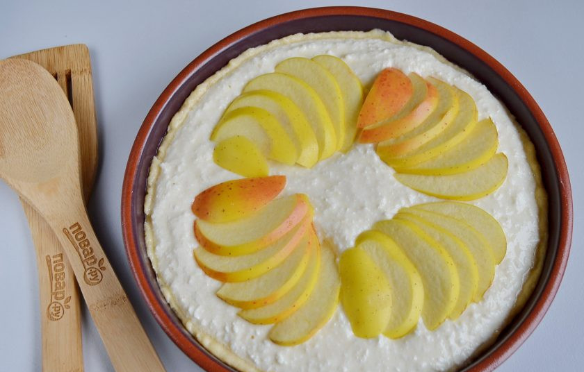 1. Этап. Воздушный творожный пирог с яблоками: Сверху выкладывайте яблоки, как вам нравится, можно просто половинки или четвертинки, можно долькам по кругу. Я положила веерами.