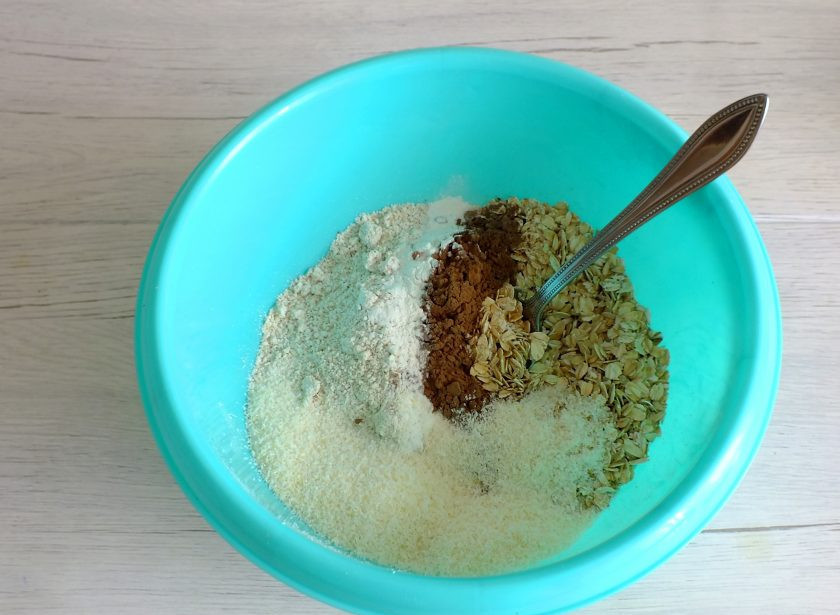 1. Этап. Шоколадное печенье без сахара: Добавьте остальные сухие ингредиенты: кокосовую стружку, разрыхлитель, какао.