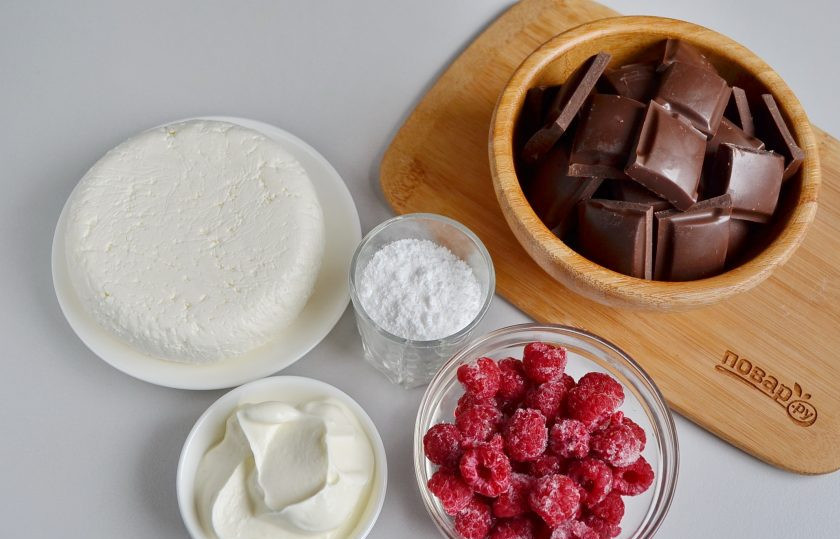 1. Этап. Конфеты Чизкейк в шоколаде: Подготовьте продукты. Также понадобится силиконовая формочка или форма для льда. Но скажу сразу: из силиконовой намного легче извлекать конфеты. Сливки взбейте до мягкой пышной массы.