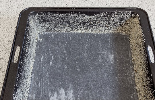 1. Этап. Грушево-лимонный пирог: 3. Жаропрочную форму смажьте маслом и присыпьте мукой или манной крупой.