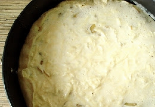 1. Этап. Луковый пирог: Выкладываем на тесто поджаренный лук, солим и перчим. Заливаем сметанно-сырно-яичной смесью.